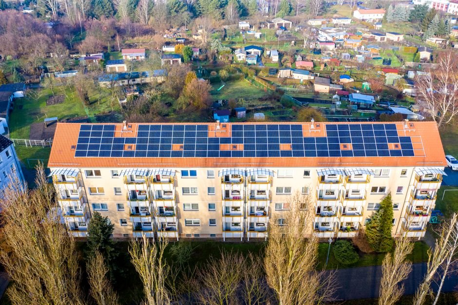 How Do Plug In Solar Panels Work? Power Flow Explained